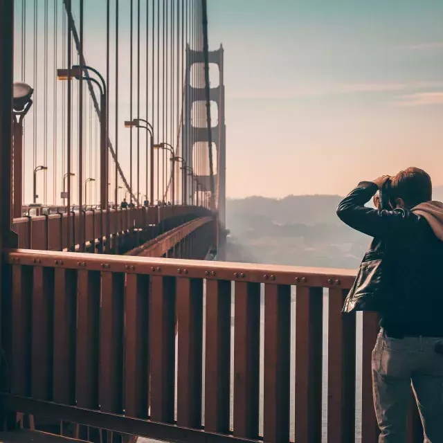 Man taking photos on the 金门大桥